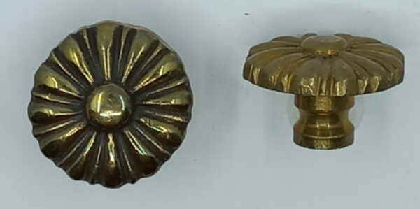 Bouton laiton 14.101  Louis XIV, patiné, diamètre 20-25-30 mm