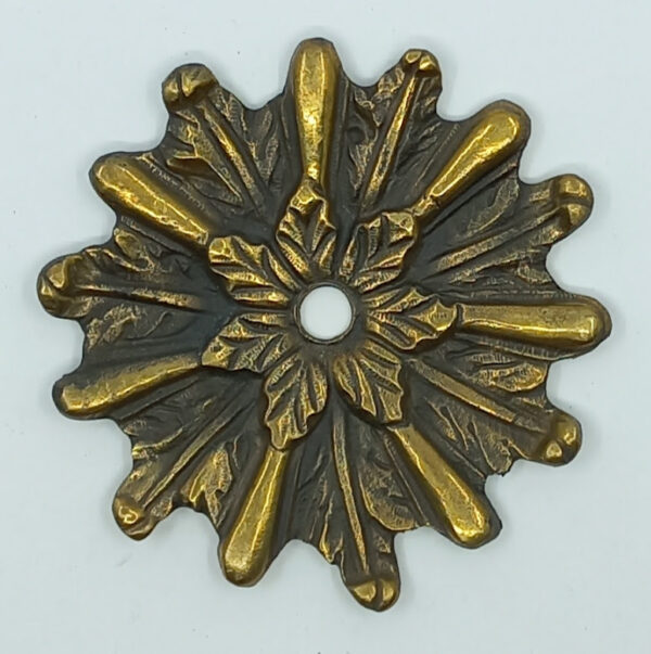 Rosace laiton 18.346.1  Louis XIV, diam. 85mm,  bronze patiné.