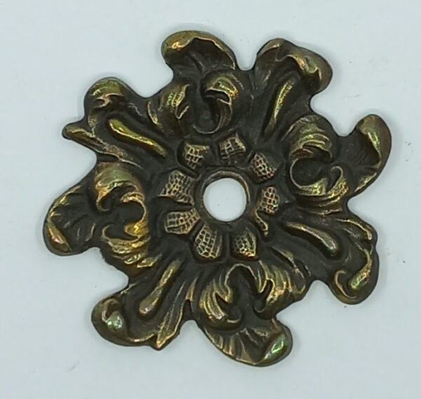 Rosace laiton 18.344.1  Louis XIV, diam. 65mm,  bronze patiné.