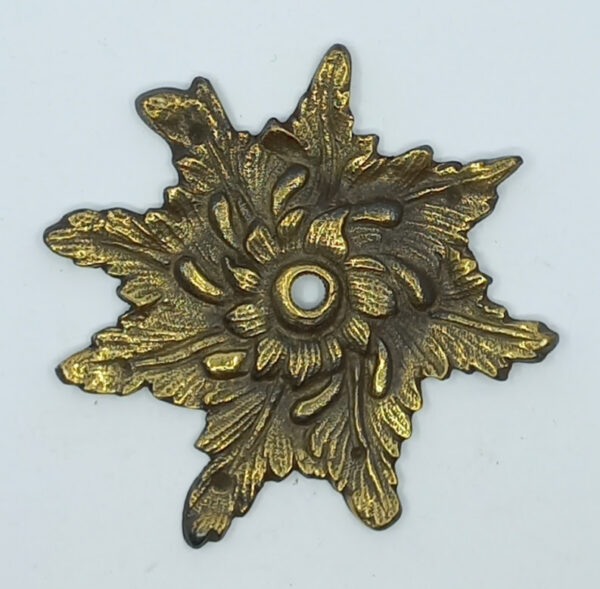 Rosace bronze 18.345.1  Louis XIV, diam. 90mm,  patiné.