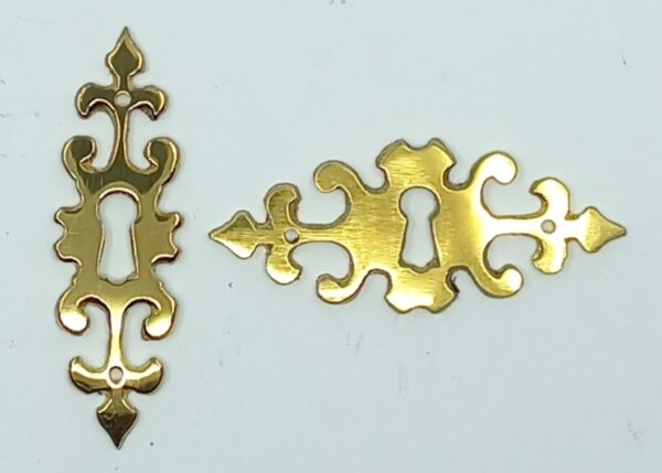 Entrée laiton 20.167 Rustique, polie, vert. 60x16mm, tir. 23x60mm.
