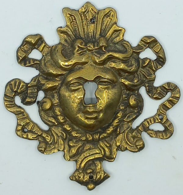 Entrée laiton 20.317.1 bronze patiné,  114x107mm. Ls XIV.
