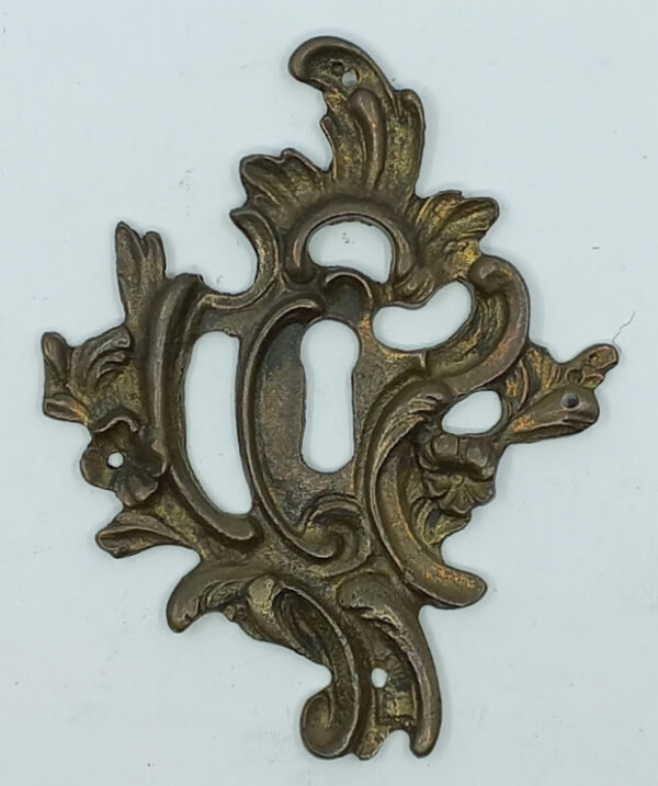 Entrée laiton 20.406.1 bronze patiné,  105x85mm. Louis XV.
