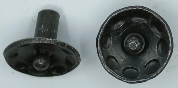 Bouton fer 16.303 forgé et patiné, diam. 32 ou 40mm.