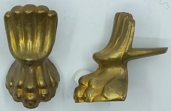 Sabot laiton 40.115.1  pied de coffret, hauteur sur plaque de 28mm, h total 48mm, largeur 31mm.