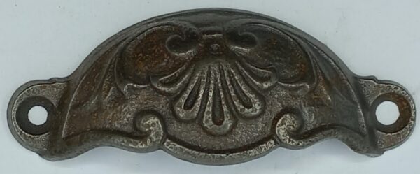 Poignée fer 26.401.1  coquille en fonte polie, dim. 105x40mm.
