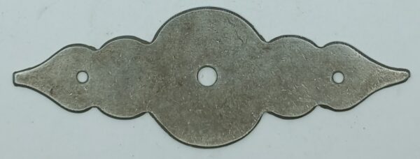 Platine fer 18.543.1  vieilli, dim. 145x51mm, percée 7mm.