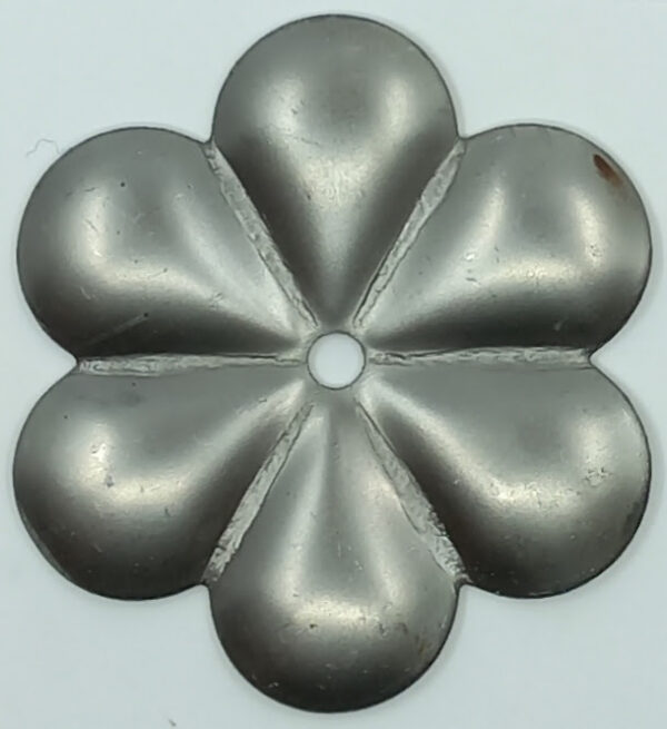 Rosace fer 18.532.1 fleur, diam. 70mm, naturel, trou de 5mm.
