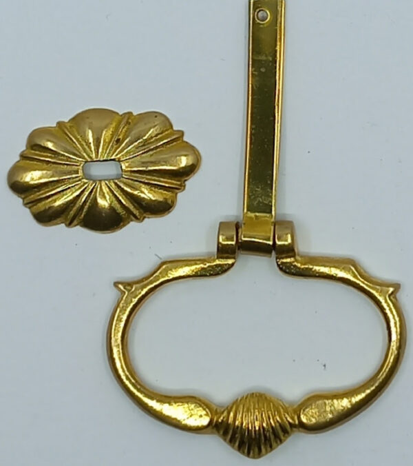 Poignée laiton 24.505.1  bronze Ls XIV, polie, dim. HxL 44x56mm, avec rosace 24x37mm.