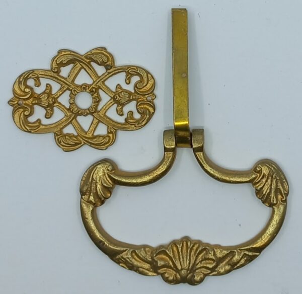Poignée laiton 24.510.1  bronze Ls XIV, polie, H 60mm, L 82mm, avec rosace 39x58mm.