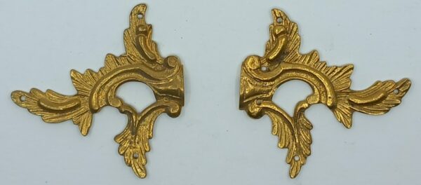 Poignée laiton 24.520.1 attache bronze Ls XIV, patiné, dim. 70x70mm, la paire.