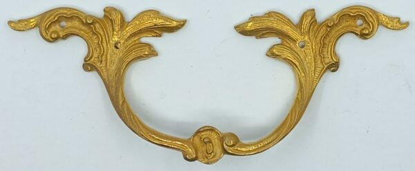 Poignée laiton 24.605.1  bronze Ls XV, patiné, dim. 142x57mm.