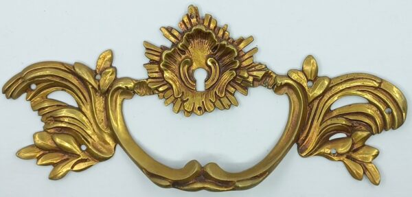 Poignée laiton 24.611.1  bronze Ls XV, patiné, dim. 210x100mm, avec trou de clé.