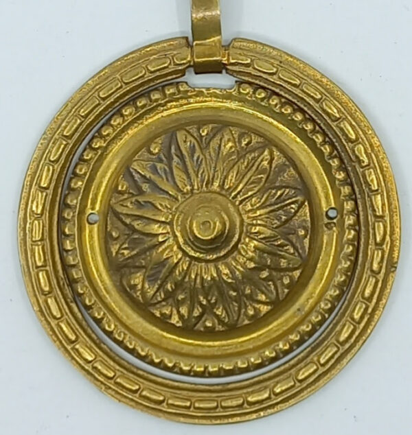 Poignée laiton 24.704.1  bronze Ls XVI, poli, dim. 68mm, attache à lacet.