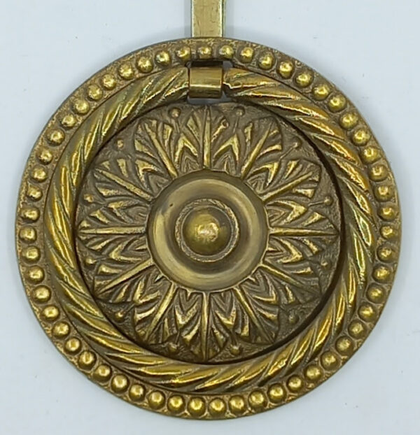 Poignée laiton 24.705.1  bronze Ls XVI, poli, dim. 75mm, attache à lacet.