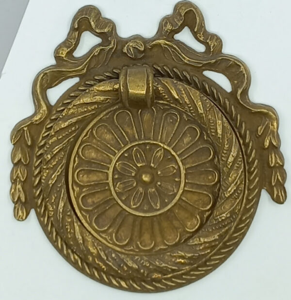 Poignée laiton 24.716.1  bronze Ls XVI, patiné, dim. 65x67mm.