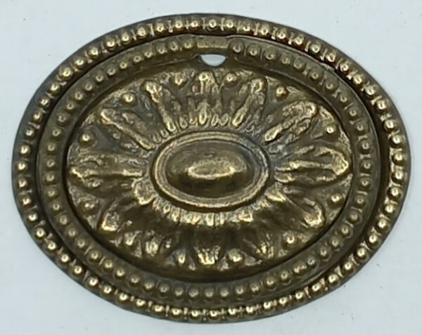Poignée laiton 24.734.1   bronze Ls XVI, patiné,  63x50mm à lacet.