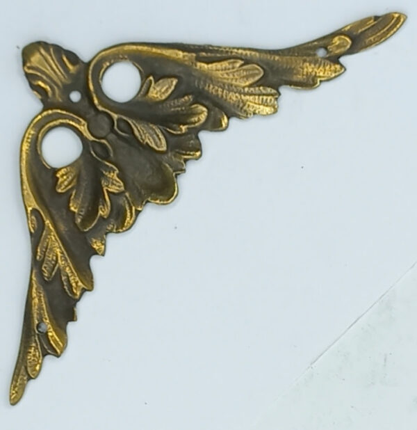 Angle bronze 30.441.1  Louis XVI, patiné, 76x76mm.