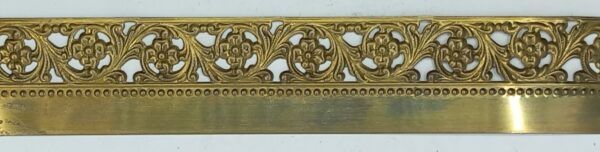 Bordure laiton 30.108.1 avec motif pressé, dim.31,5x1mm, le mètre.