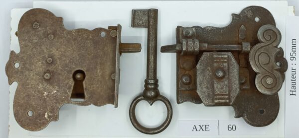 Serrure en applique, 10.511 fer rustique, G ou D, axe de 25 à 80mm, H=95mm, avec clé.