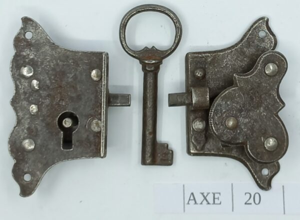 Serrure en applique,   10.505 fer rustique, G ou D, axe de 15-20-25mm, H= 70mm, avec clé.