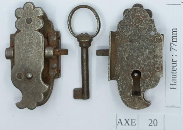 Serrure en applique,   10.507 fer rustique, G ou D, axe de 13 à 45mm, avec clé, H=77mm.