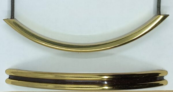 Poignée laiton 24.950.1 poli avec bande noire, E/A 106mm, avec tiges filetées US de 50mm fixe et écrous carré. Section du laiton 15x5mm.