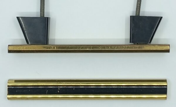Poignée laiton 24.957 brossé, pieds et bande noire PVC, E/A 56-70-123mm, tige fil. M3x25mm.