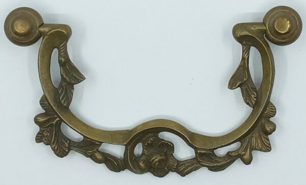 Poignée laiton 24.736.1   bronze Ls XVI, ciselé, patiné, E/A 103mm, dim. 103x63mm.