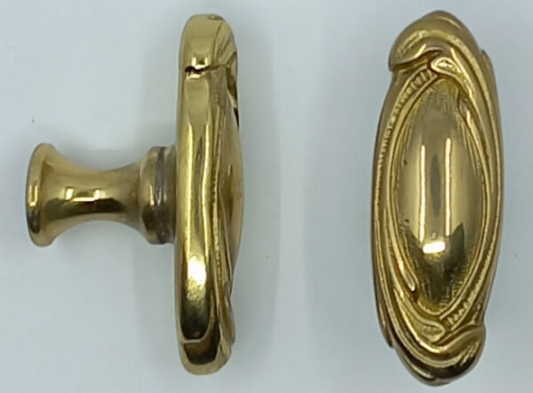 Bouton laiton 14.104.1  Louis XV, poli et verni, ovale 47x17mm, haut 27mm.