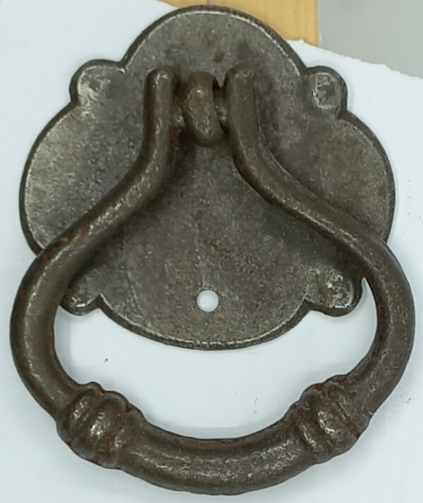 Poignée fer 26.202.1, vieilli, h= 65x54mm , avec rosace et attache.