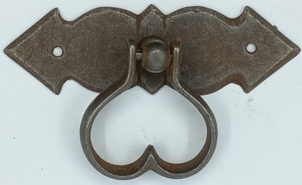 Poignée fer 26.204.1, vieilli, h= 43x41mm , avec platine 90x27mm, fixation M4.