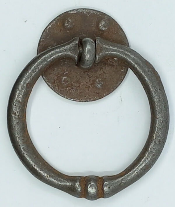 Poignée fer 26.205.1, vieilli, h= 60x50mm , avec rosace et attache.