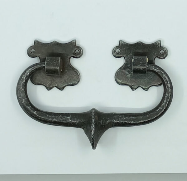 Poignée fer 26.302, forgé et patiné, E/A 45x80 ou 48x90mm,Hauteur 55mm, avec tige filetée.