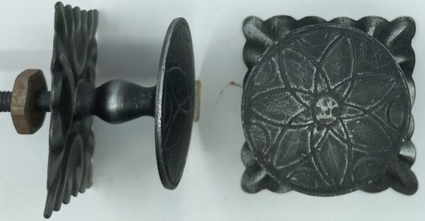 Bouton fer 16.310.1 forgé et patiné, diam.48mm, vis M6x40 fixe, avec rosace 55x55mm.