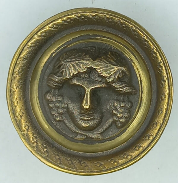 Bouton laiton 14.148.1  Empire, patiné, diam. 48mm, haut 24mm.