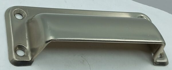 Poignée fer 26.405  coquille, nickelée, dim. 85x35  ou 100x40mm.