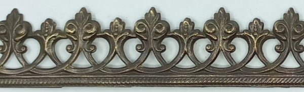 Bordure laiton 30.113.1 avec motif pressé, dim. 22x1mm, prix par cm'.