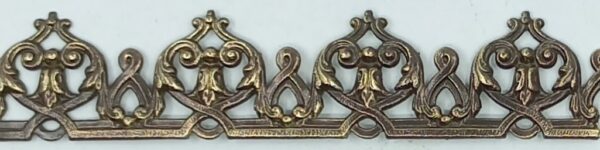 Bordure laiton 30.112.1  pressé, dim. 18x1mm, prix par cm'.