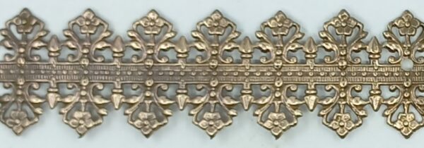 Bordure laiton 30.114.1 avec motif pressé, dim. 25x1mm, prix par cm'.