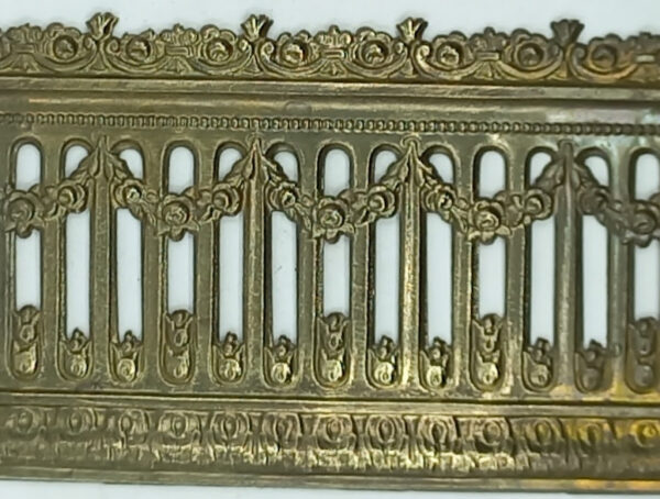 Bordure laiton 30.115.1 avec motif pressé, dim. 47x1mm, prix par cm'.  (fin de série =104cm)
