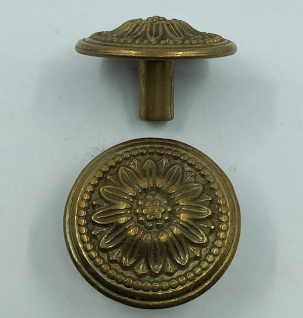 Bouton laiton 14.115  Louis XVI, patiné, diam. 25-30-35mm, vis M4.