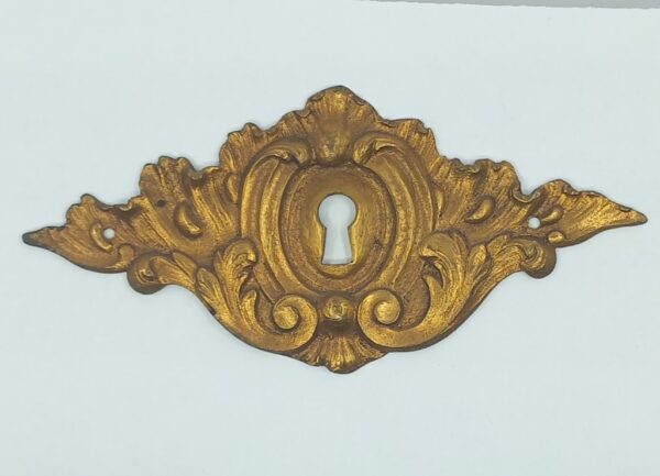 Entrée laiton 20.553.1 bronze,verni or, Louis XVI, dim. 55x120mm. tiroir.