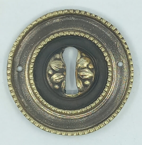 Entrée laiton 20.563.1 bronze, patiné, Louis XVI, diam. 53mm.