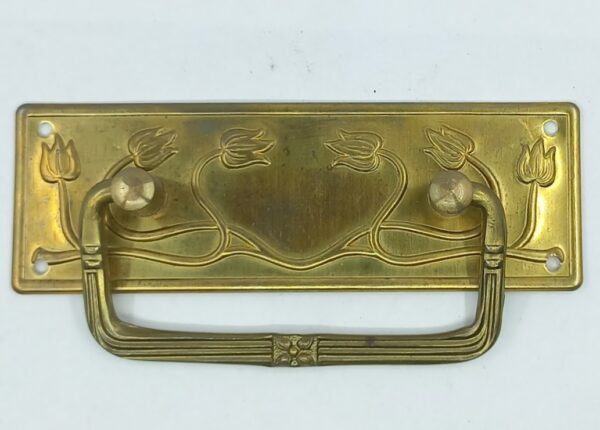 Poignée laiton 24.902.1 polie, entr'axe 50mm, Art nouveau. Assorti à l'entrée 20.702.