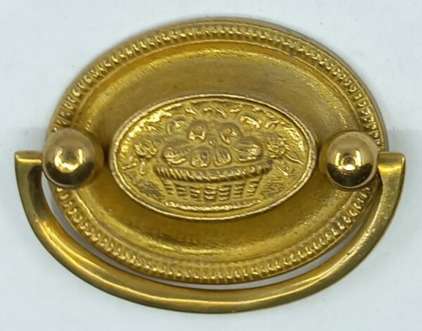Poignée laiton 24.737.1   bronze Ls XVI, poli, E/A 44mm, dim. 57x43mm.