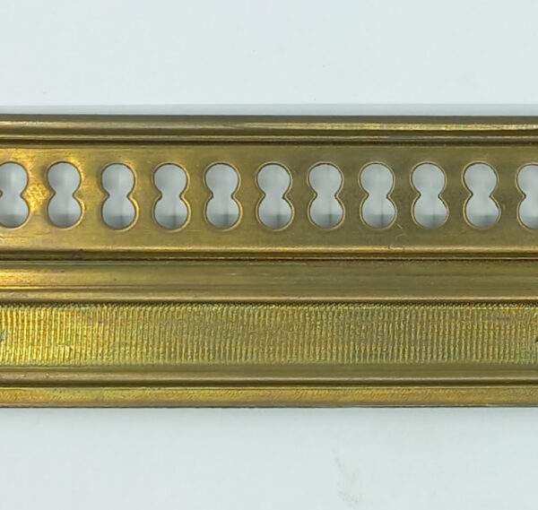 Moulure bronze 30.123.1 Galerie 40mm, embouti, petit 8, polie, battue 18mm, prix par cm'.