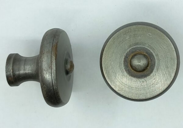 Bouton fer 16.175.1 à bosse diam.34mm, patiné et verni.