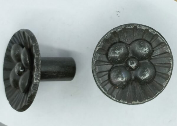 Bouton fer 16.301.1 forgé et patiné, diam. 38mm, haut.28mm