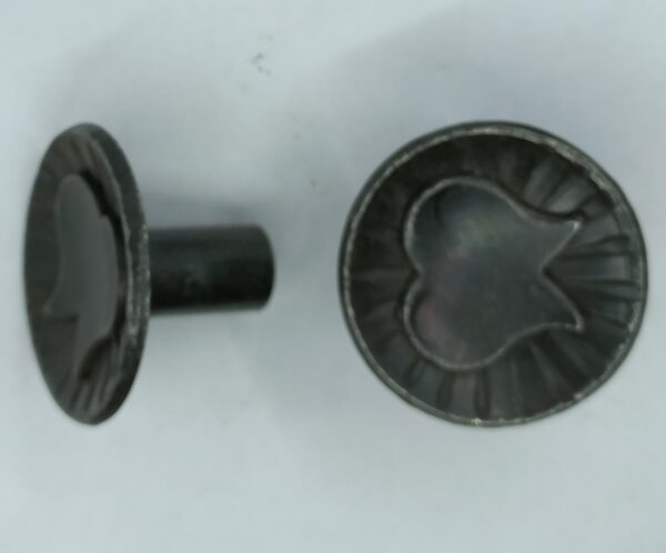 Bouton fer 16.302.1 forgé et patiné, diam. 38mm, haut.28mm